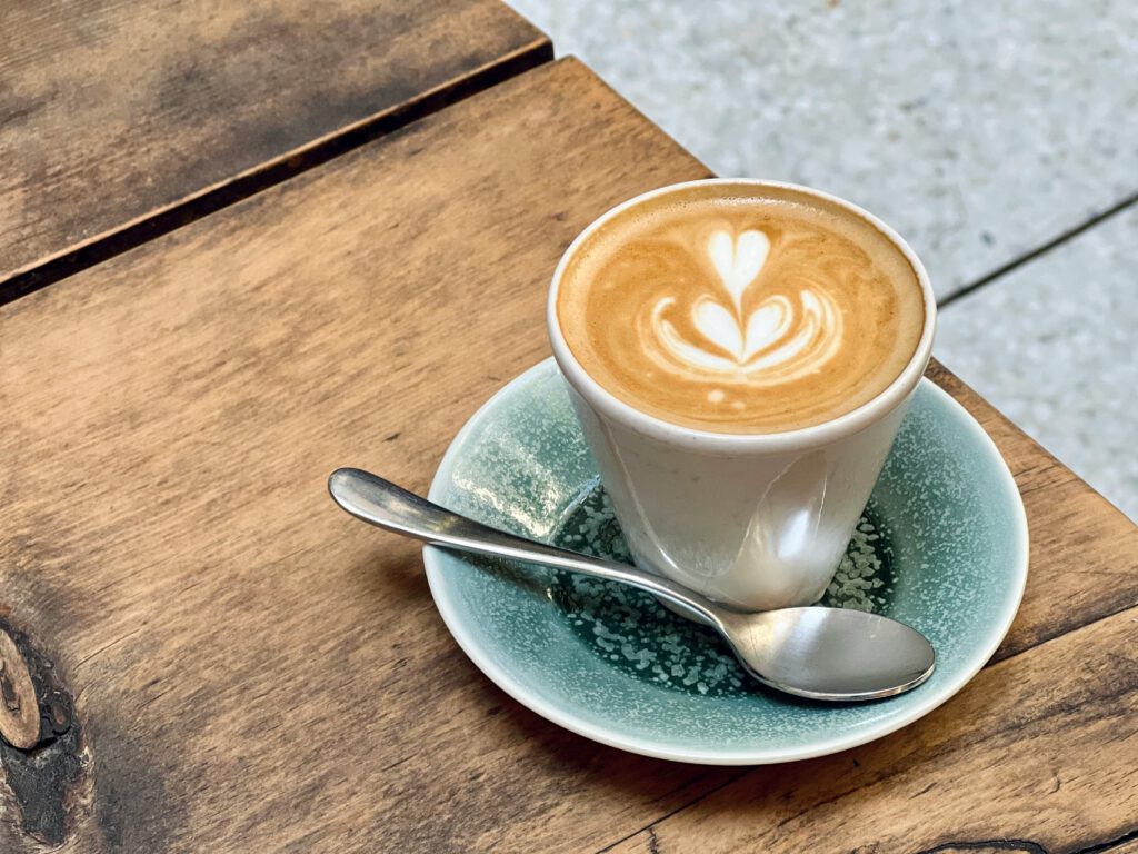 Koffie op een opgeruimd bureau
